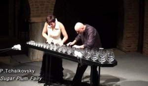 GlassDuo : Ils exposent des dizaines de verres d'eau sur une table