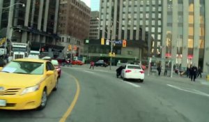 Un chauffeur de taxi s'accroche à une voiture Uber et se fait traîner sur plusieurs metres