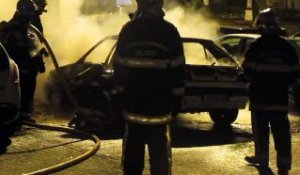 Voiture en feu face à l'hôtel de ville de Villeneuve-d'Ascq