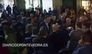 En campagne, Mariano Rajoy reçoit un coup de poing au visage