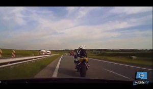 Un motard se fait éclater par un débile en voiture sur l'autoroute