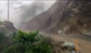 Un glissement de terrain filmé au Pérou après des pluies torrentielles