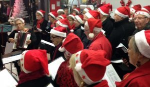 Les Roye de chœur chantent dans une grande surface à Roye (80) - 24 décembre 2015