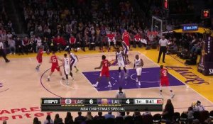 Panier contre son camp de Larry Nance Jr.