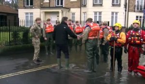 David Cameron auprès des sinistrés dans le nord de l'Angleterre