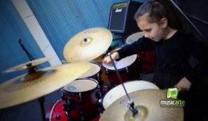 A 5 ans, elle reprend Master Of Puppets de Metallica à la batterie !