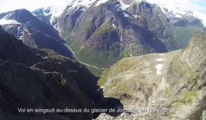 Un vol en wingsuit au-dessus du glacier de Jostedal, en Norvège