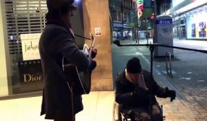 Un sans-abri rejoint spontanément un musicien ambulant et offre un spectacle stupéfiant