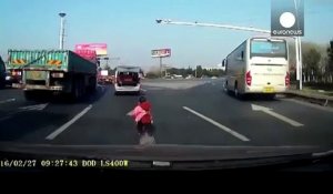 Un enfant tombe d'une voiture en marche (Chine)