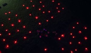 Spectacle son et lumière impressionnant : 100 drones volants éclairés et un orchestre - Record du monde