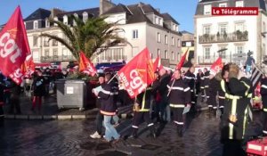 Concarneau. Les pompiers manifestent en soutien à deux des leurs