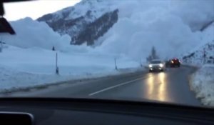 Une automobiliste filme une avalanche qui se produit devant elle
