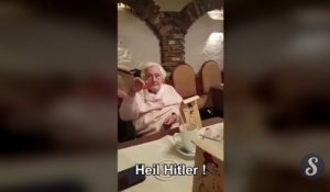 Une mamie allemande lève son verre