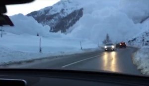 Une automobiliste filme une avalanche qui ravage tout à 20m d'elle