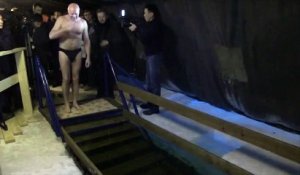 Un bain glacé en pleine Sibérie pour l'Épiphanie
