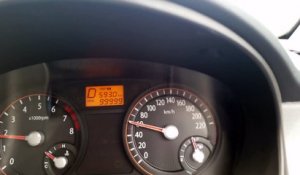 Il pète un plomb au moment des 100.000 km de sa voiture!