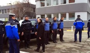 Grenoble : Bernard Cazeneuve rend hommage aux gendarmes Après les interpellations à Moirans