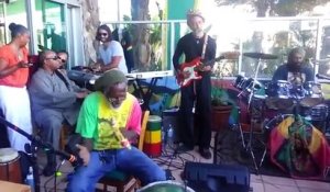 Stevie Wonder sings Bob Marley with local reggae band