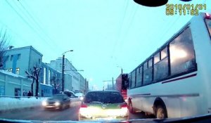 Un russe se jette contre un bus en marche