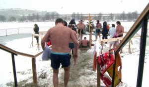Epiphanie orthodoxe: les Russes sautent dans l'eau glacée