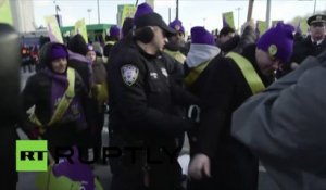 Interpellations d’employés manifestant dans l’aéroport new yorkais de LaGuardia