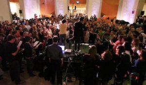 Une chorale de 500 personnes rend hommage à David Bowie