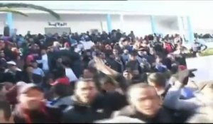 A Kasserine, des milliers de Tunisiens affrontent la police réclamant "des solutions au chômage"
