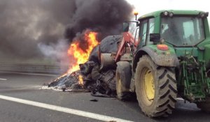 Feu des agriculteurs sur la RN12 à Guingamp