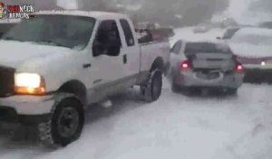 Carambolage et accidents en chaine sur une route très glissante - Tempete de neige