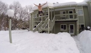 Snow Challenge : ils plongent dans la neige en maillot de bain après la tempête Jonas aux USA