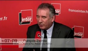 François Bayrou prend le pari avec Patrick Cohen : "Le code du travail fait 2000 pages et 2kg !"