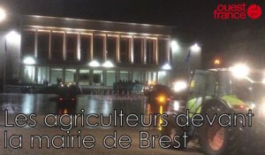 Les agriculteurs devant la mairie de Brest