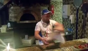 Pizzaïolo au top de son art - Grand maîtrise de la pâte à pizza