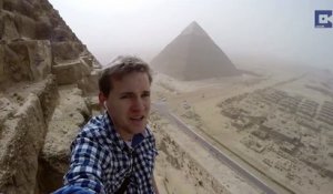 Un ado filme l'ascension vertigineuse de la pyramide de Khéops