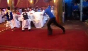 Des serveurs courent avec de grands plateaux lors d'un mariage afghan