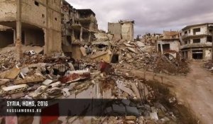 Un drone survole la ville syrienne de Homs dévastée par 5 ans de guerre.