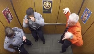 Un shérif pète un câble et danse dans l'ascenseur sur Watch Me de Silento