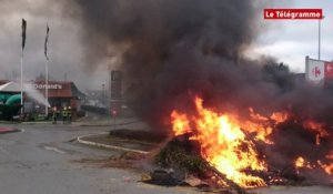 Quévert (22). Les agriculteurs allument un feu devant le Carrefour Market