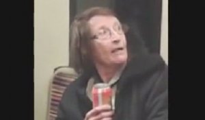 Buzz : une vieille folle traumatise les passagers de la ligne 5 du métro parisien, elle les insulte et pousse des cris sans raison (vidéo)