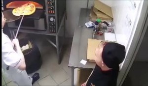 Un débile essaie de sortir une pizza du four... C'est raté
