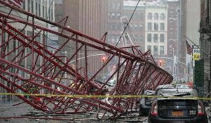 Une grue géante s'effondre dans une rue de New York