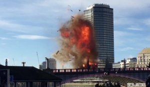 Impressionnante explosion d'un bus sur un pont de Londres