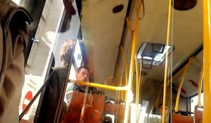 Un gars drogué dans un bus devient fou