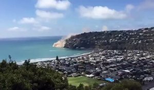 Une falaise s'effondre après un tremblement de terre