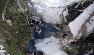 Ce papa sauve son fils qui vient de chuter dans un trou et est enseveli sous la neige