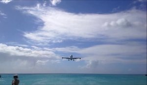 Un Airbus A-340 frôle les touristes en se posant sur l'aéroport de Maho Beach