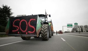 Agriculteurs en colère: fin du blocage à Rennes, Valls annonce des baisses de charges