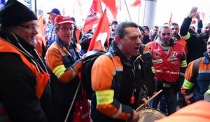 La colère des Vallourec devant le siège du groupe à Paris