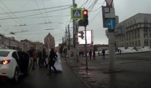 A peine mariés, ils se disputent en pleine rue et la mariée s'enfuit en courant !