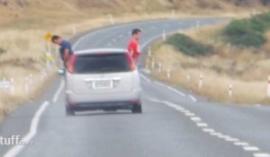Des Français pissent par la fenêtre d'une voiture en Nouvelle-Zélande